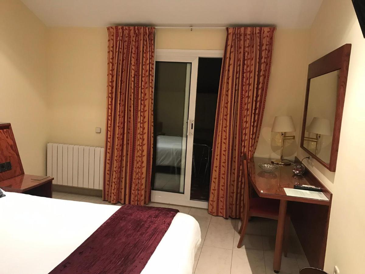 Hotel Suis Sant Celoni Exterior photo