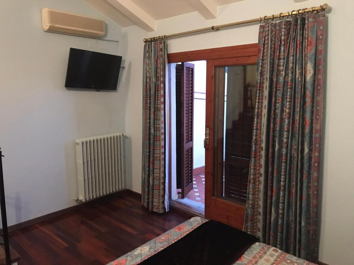Hotel Suis Sant Celoni Exterior photo