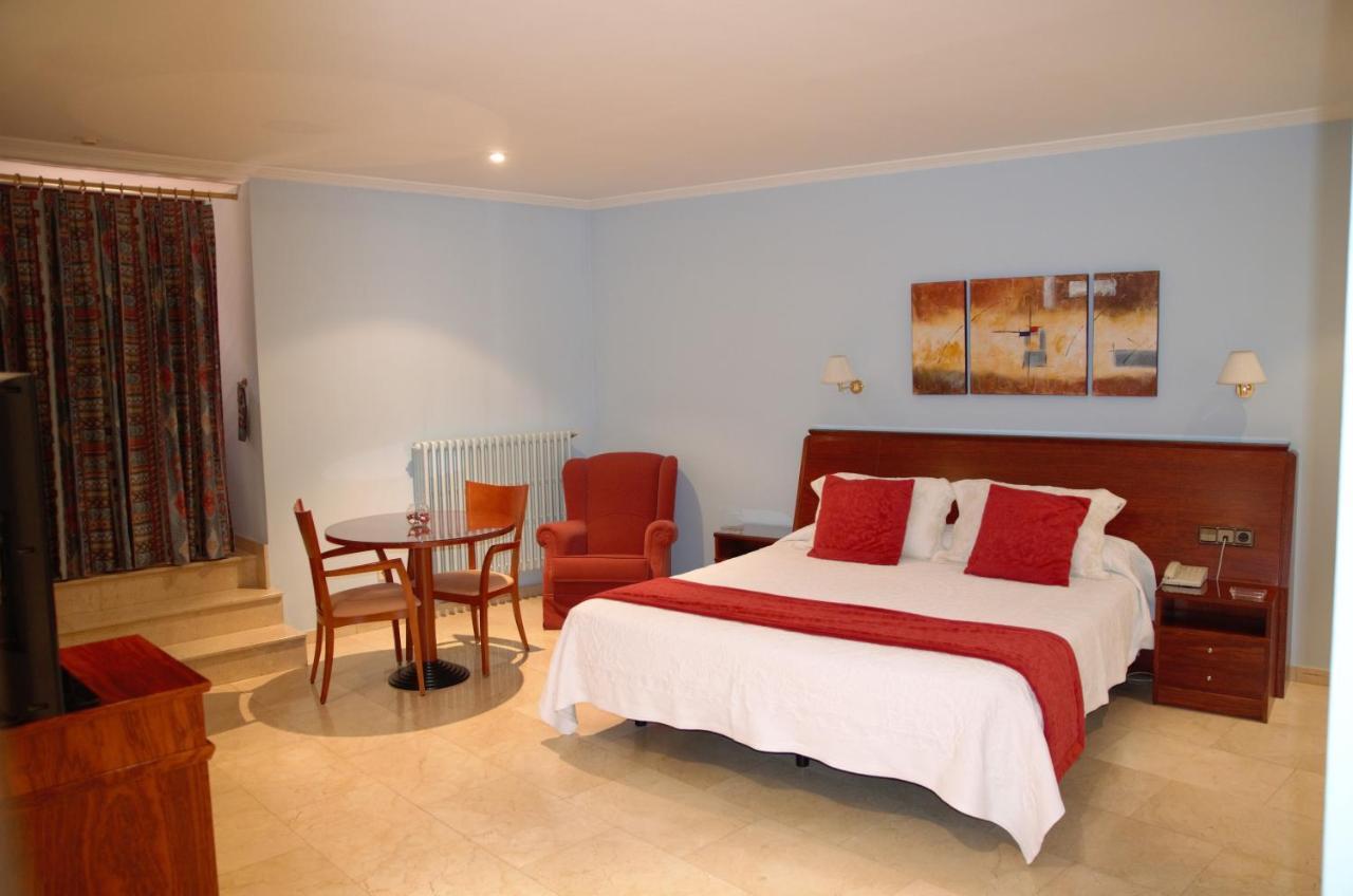 Hotel Suis Sant Celoni Exterior photo