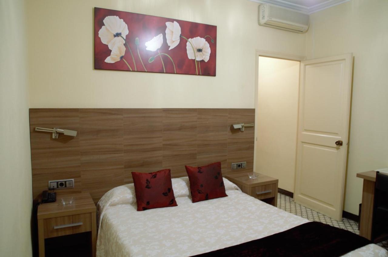 Hotel Suis Sant Celoni Exterior photo