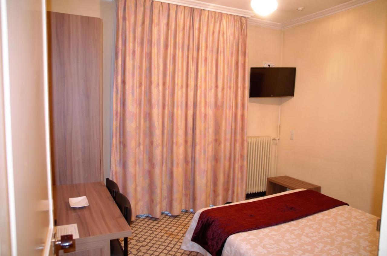 Hotel Suis Sant Celoni Exterior photo
